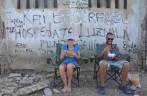 O Marco e a Tina saboreiam seu café da manhã na sombra do farol de Punta Gallinas, península de La Guajira, na Colômbia, ponto mais ao norte da América do Sul